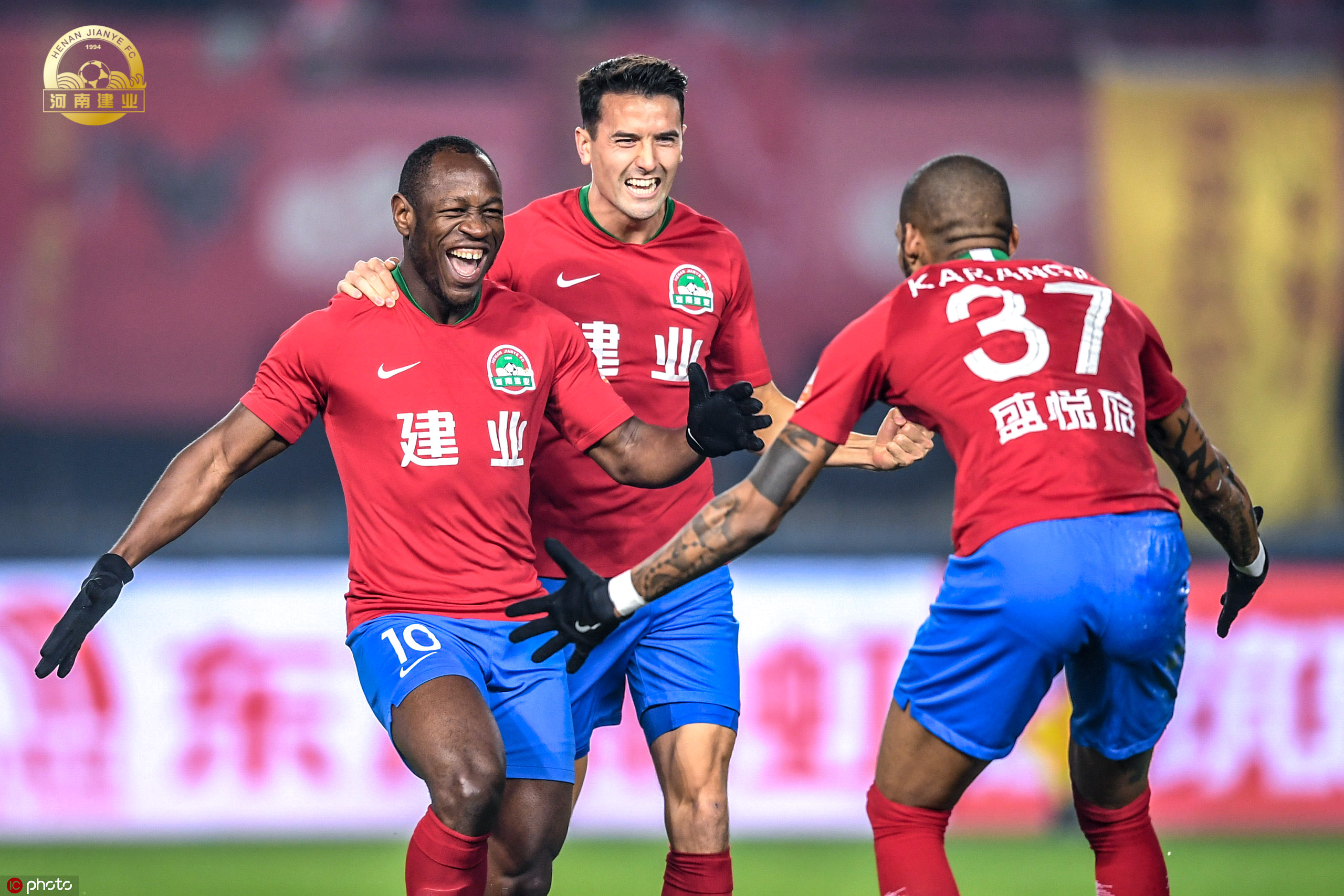 爱游戏官方入口-包含河南建业队在主场拼尽全力，经过激烈角逐赢得胜利的词条