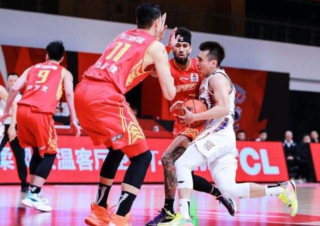 包含上海队险胜山东队，布克带队取胜的词条