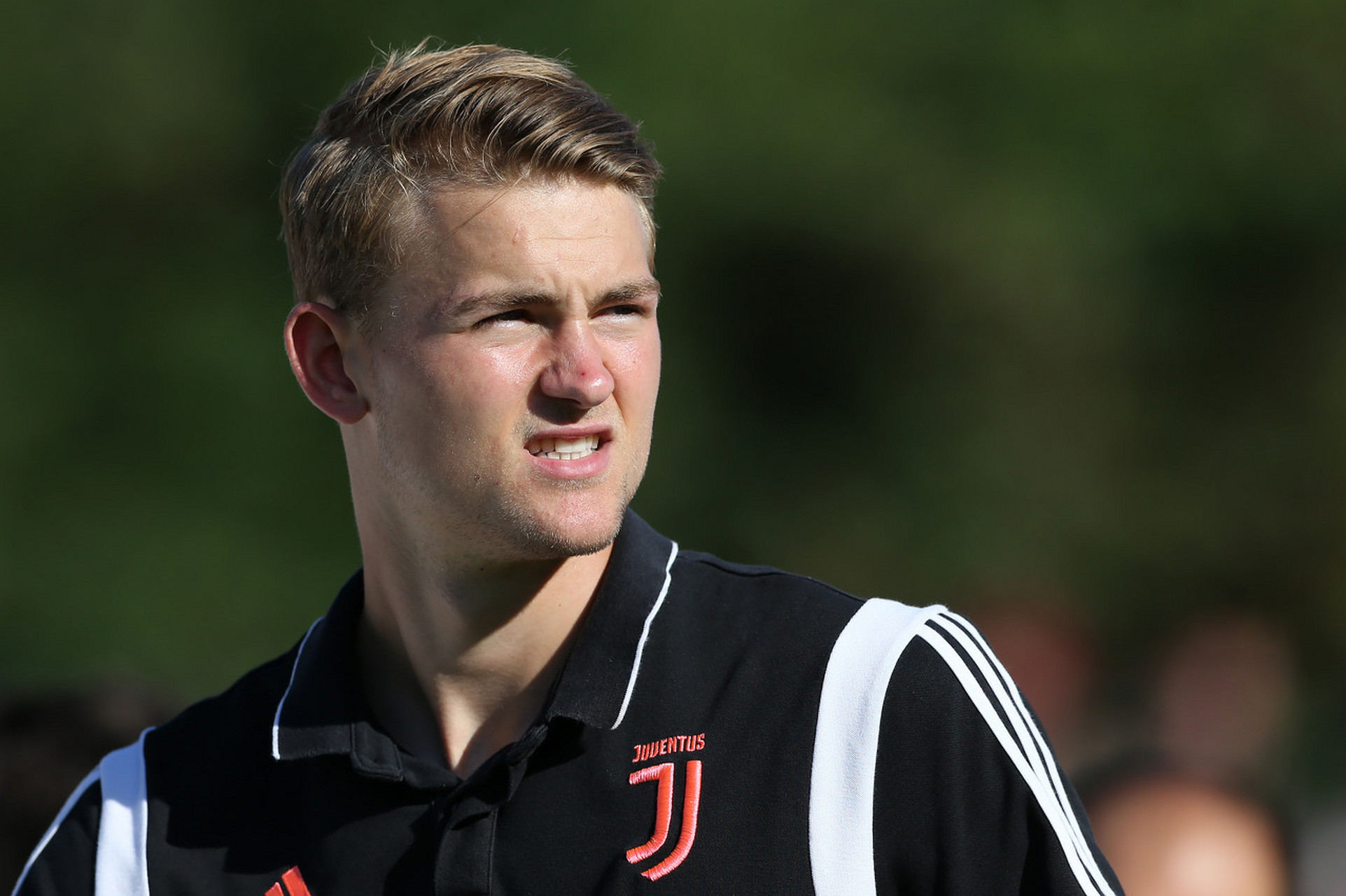 包含尤文逆转意大利，德利赫特打破历史纪录的词条