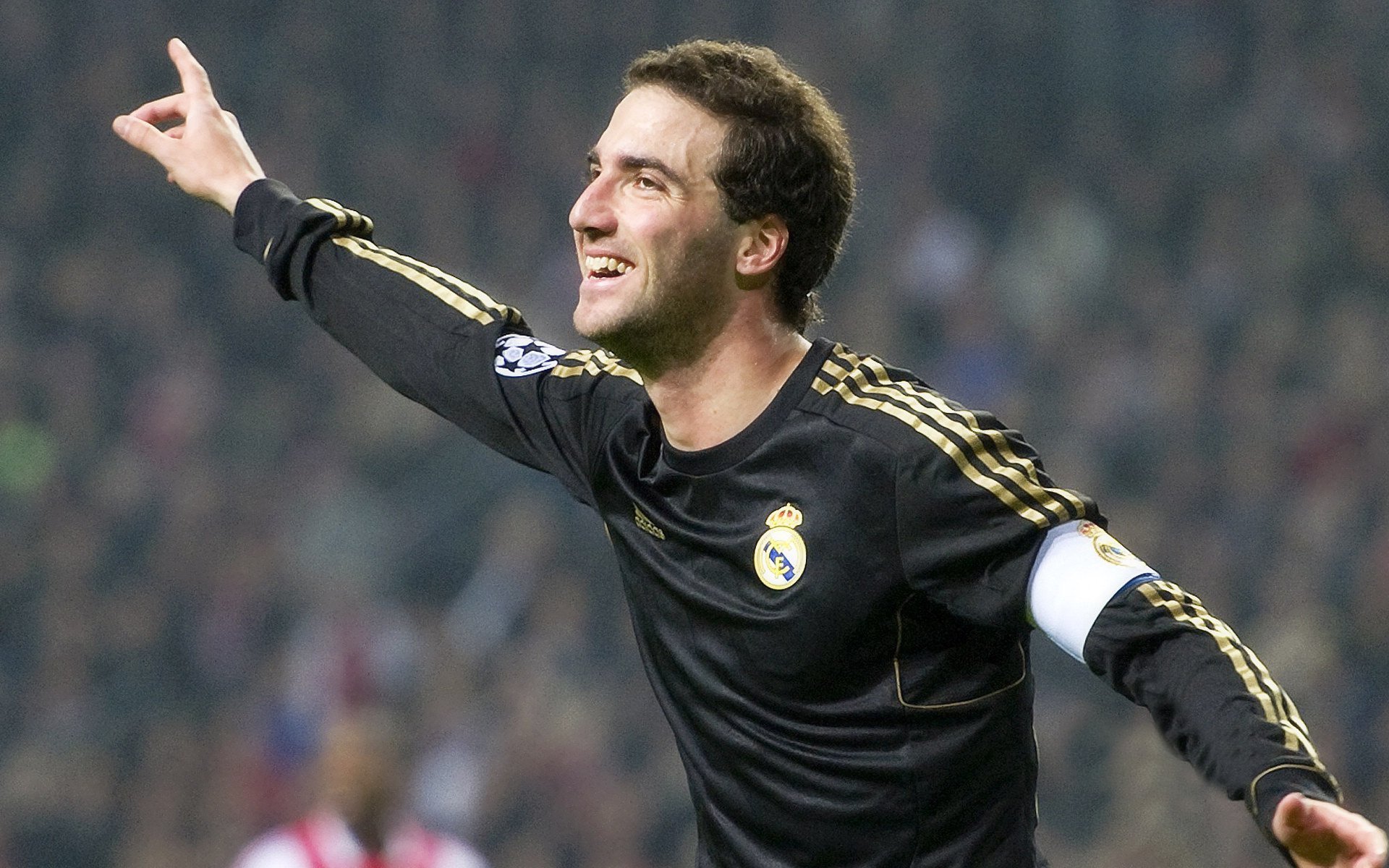 欧冠淘汰赛焦点战，热火连续得分压制国王