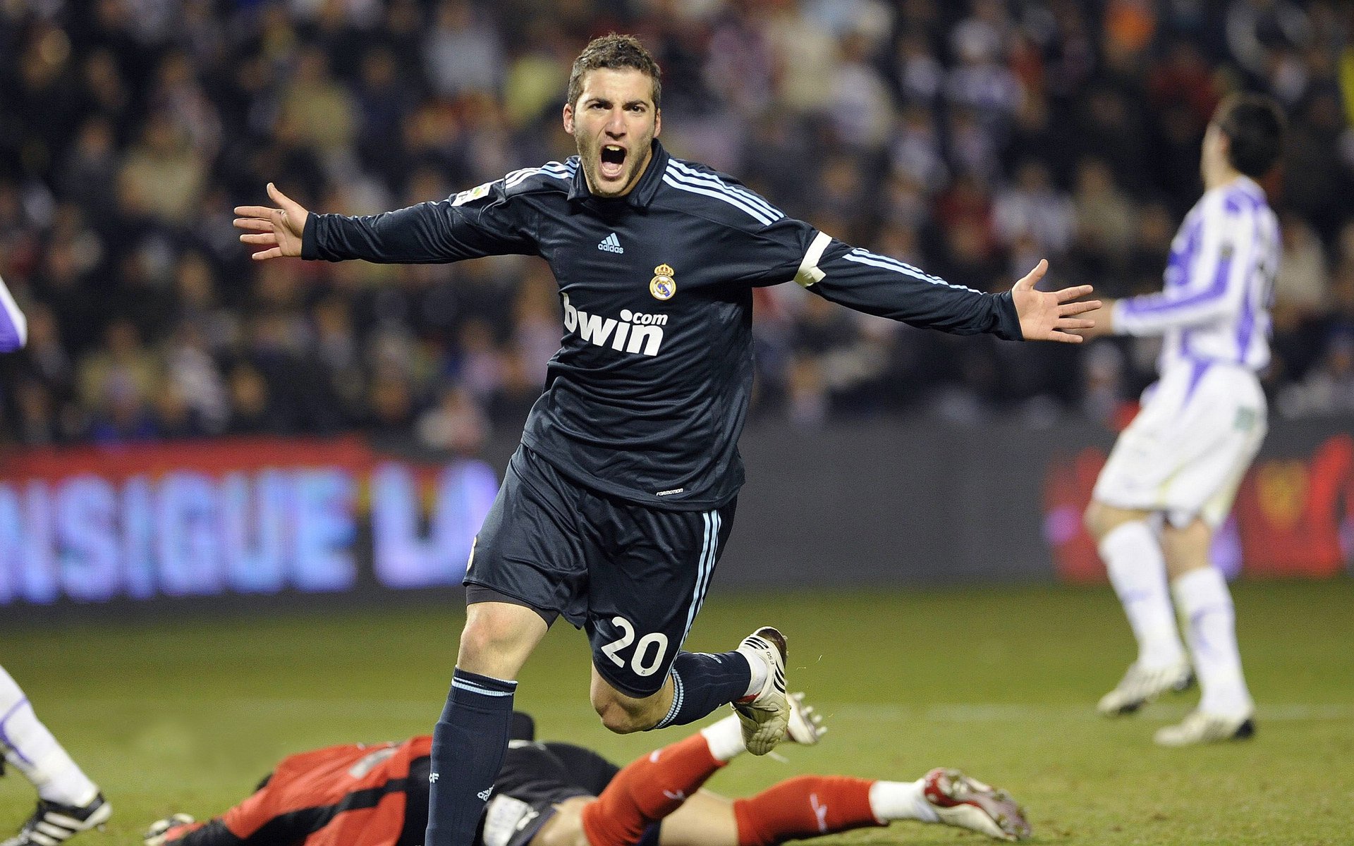 奇迹与传奇，那不勒斯翻盘利物浦，伊布刷新纪录的双重奏