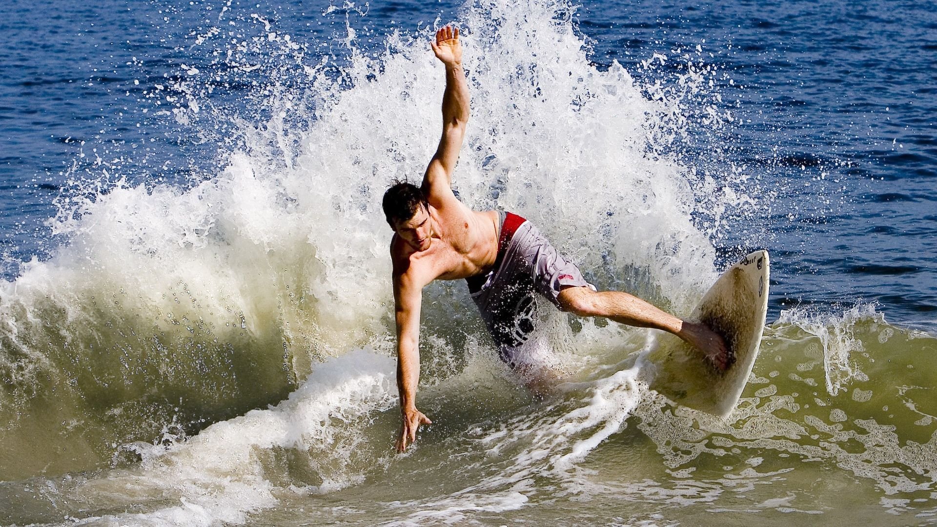 维斯塔潘统治全场，梅赛德斯上演惊天逆转—索伯车队策略失误痛失积分